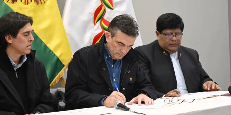 El acuerdo, suscrito entre el Ministerio de Obras Públicas y el Gobierno Autónomo Municipal de El Alto, contempla la construcción y ampliación de carreteras estratégicas, obras de enlosetado, instalación de luminarias y la implementación de antenas satelitales Starlink en unidades educativas