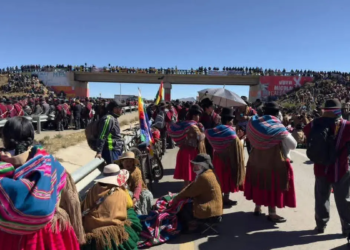 La Federación Sindical Única de Campesinos de la Provincia Los Andes, del departamento de La Paz, amenazó este viernes con masificar los bloqueos, tomar instituciones públicas y ejecutar cortes de agua potable y energía eléctrica para exigir la renuncia del presidente Rodrigo Paz