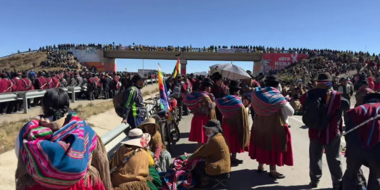 La Federación Sindical Única de Campesinos de la Provincia Los Andes, del departamento de La Paz, amenazó este viernes con masificar los bloqueos, tomar instituciones públicas y ejecutar cortes de agua potable y energía eléctrica para exigir la renuncia del presidente Rodrigo Paz