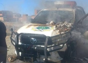 Vehículo policial fue quemado por bloqueadores