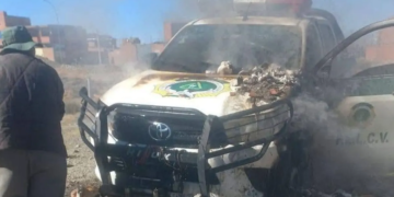 Vehículo policial fue quemado por bloqueadores