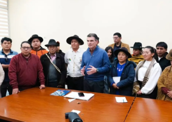 Rodrigo Paz y representantes sindicales de Caranavi