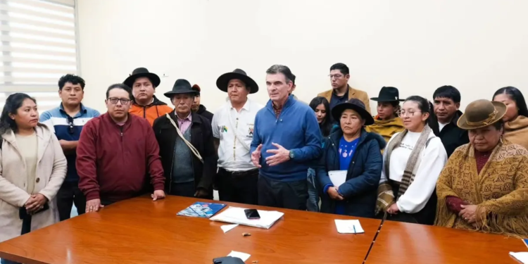 Rodrigo Paz y representantes sindicales de Caranavi