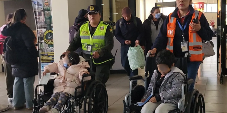 Traslado de dos niñas para su tratamiento oncológico en la ciudad de La Paz
